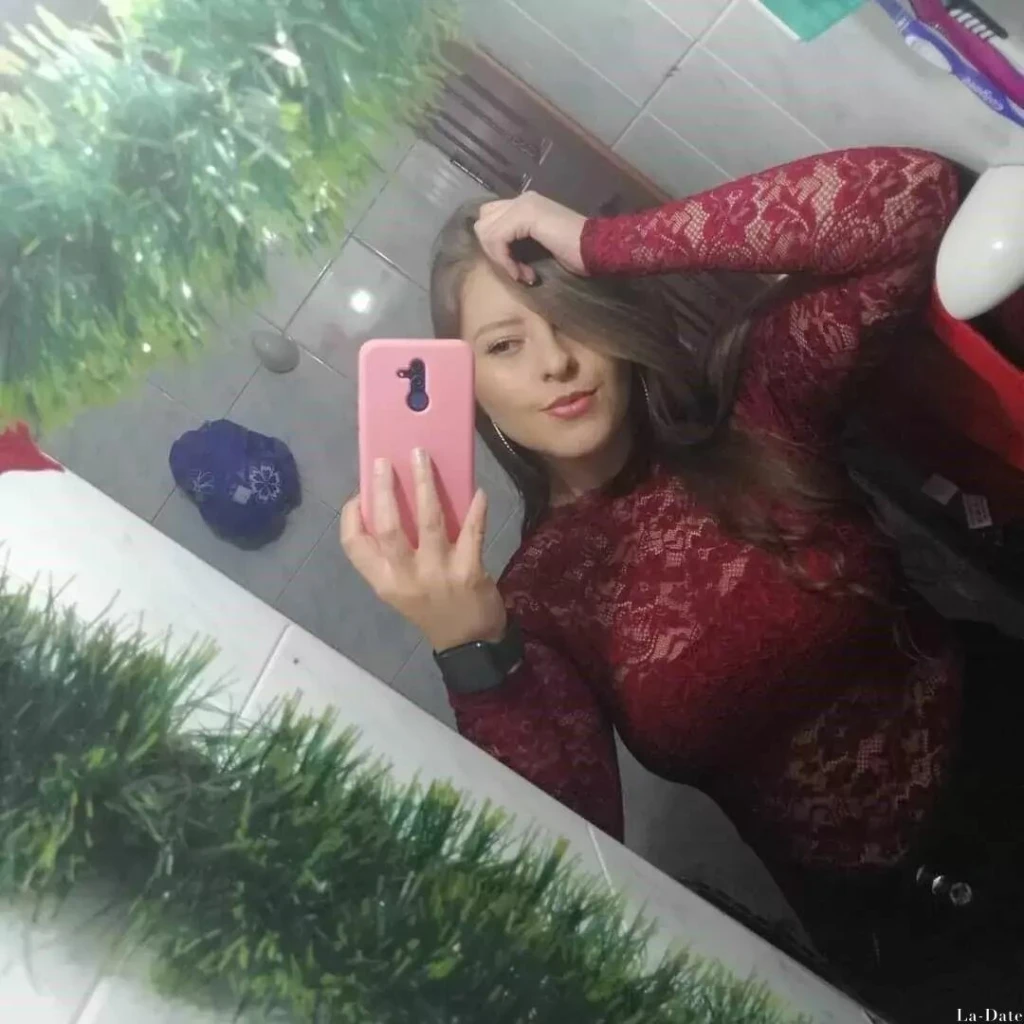 Estefania Profile image 4