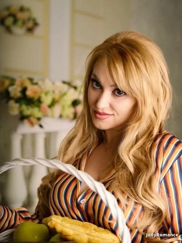 Larisa, 42