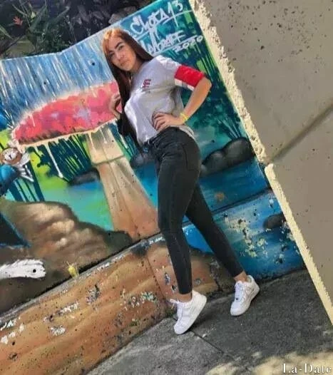 Andrea, 28